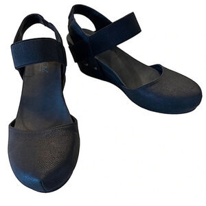 Axxiom Women’s Fantasy World Black Leather Clogs sandals shoes women’s size 8